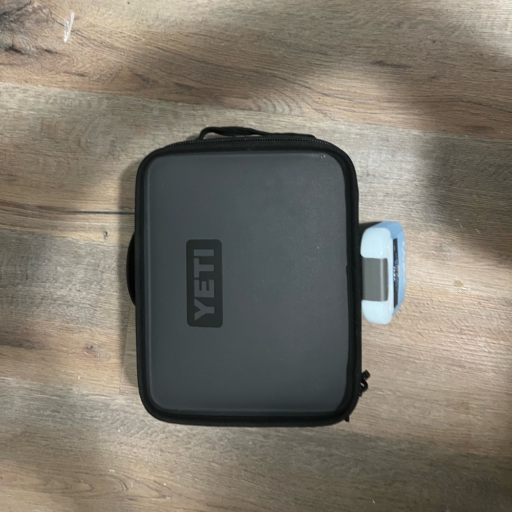 YETI Daytrip Lunch Box - Charcoal - Like New


Also comes with a Yeti Ice Pack